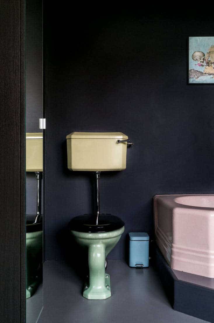 colore nero in bagno abbinato al pastello