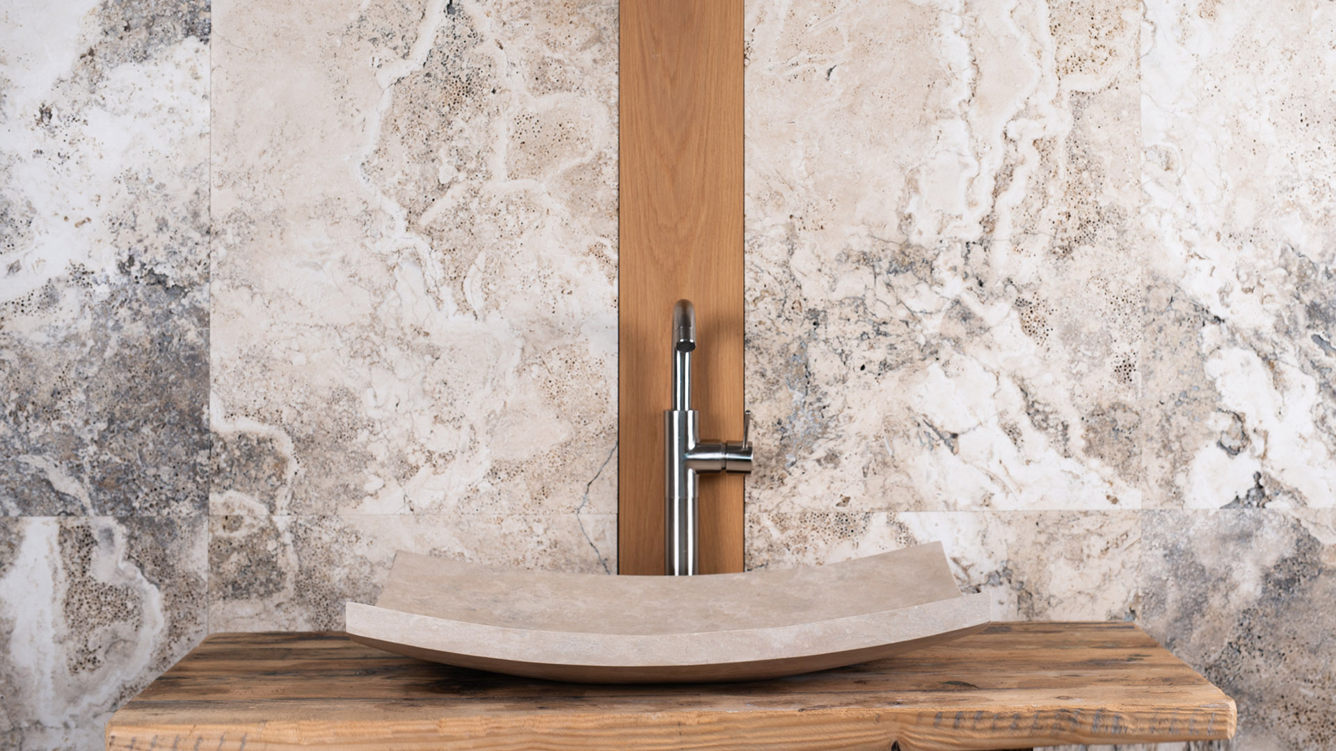 Lavabo minimale in travertino &ldquo;Foglio&rdquo;