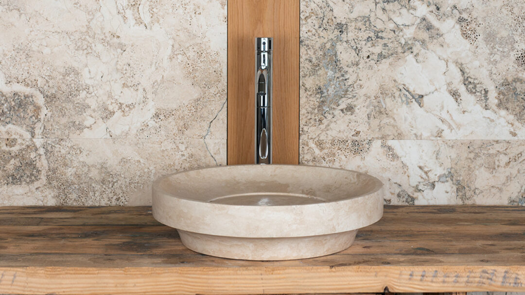 Lavabo con scarico nascosto in travertino Ufo Light