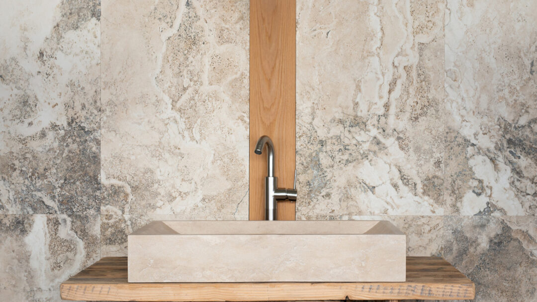 Lavabo da appoggio rettangolare in travertino modello Wave