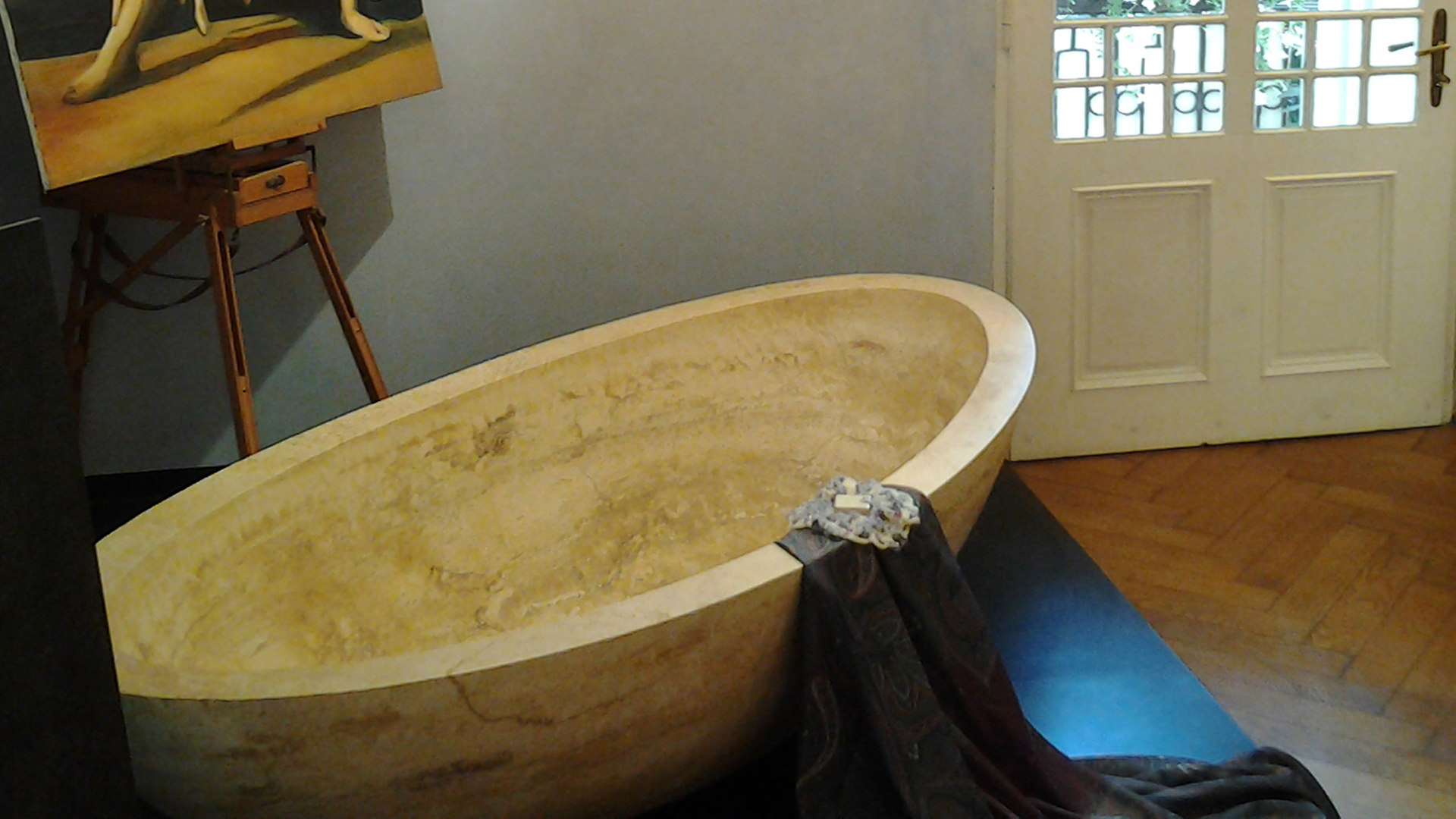 Oval travertine bathtub