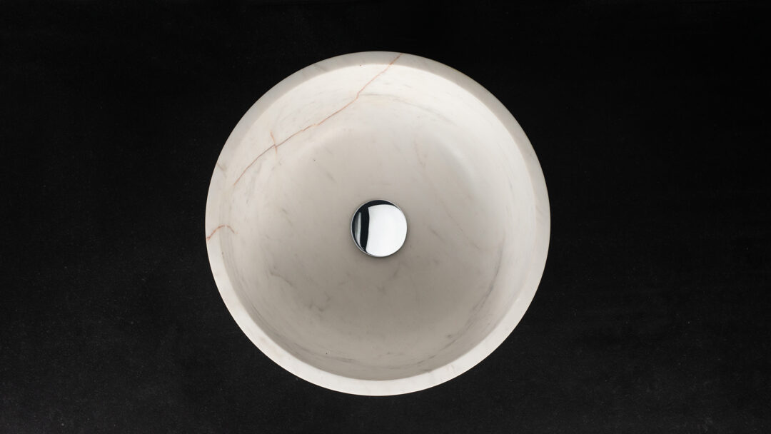 Simple sink in Bianco Alba marble with copper veining