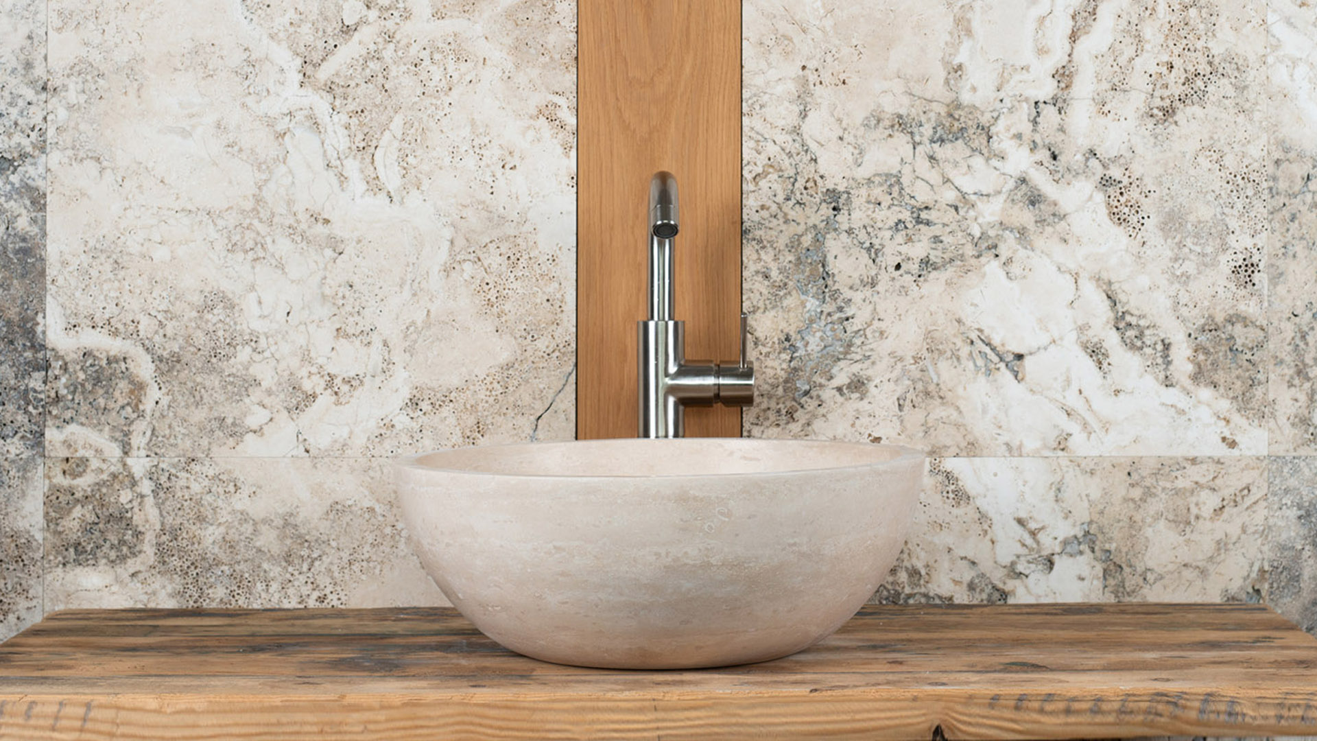 Lavabo in travertino rotondo &ldquo;Ball&rdquo;