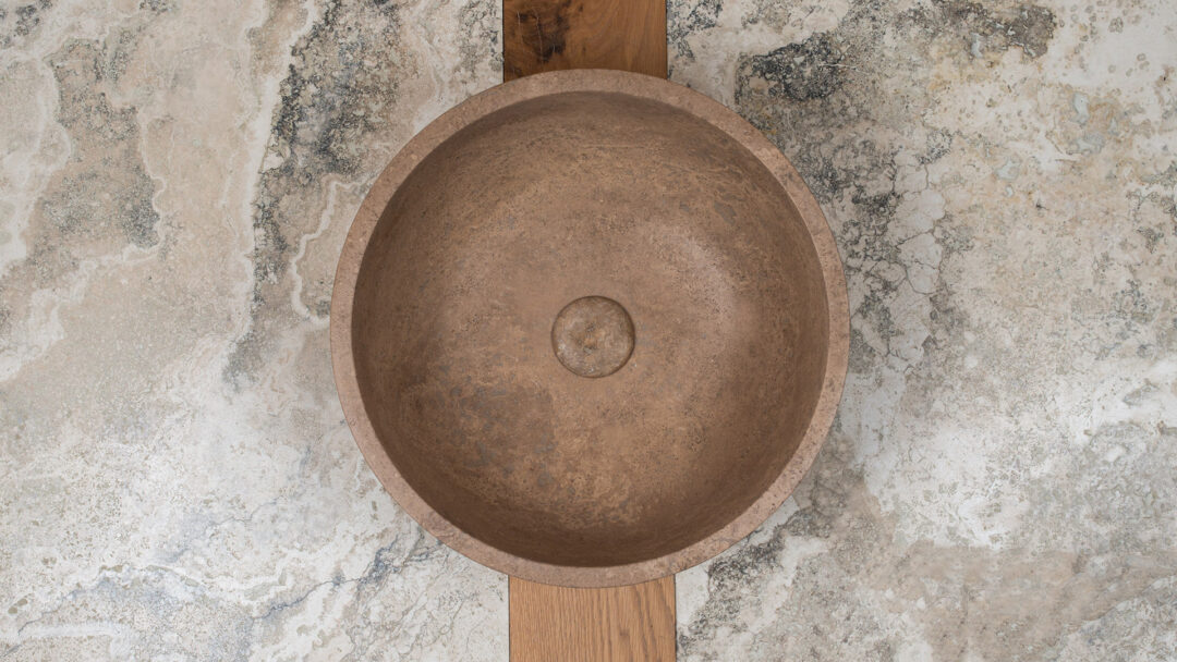 Rundes Waschbecken aus Travertin Ball Scuro, Ansicht von oben