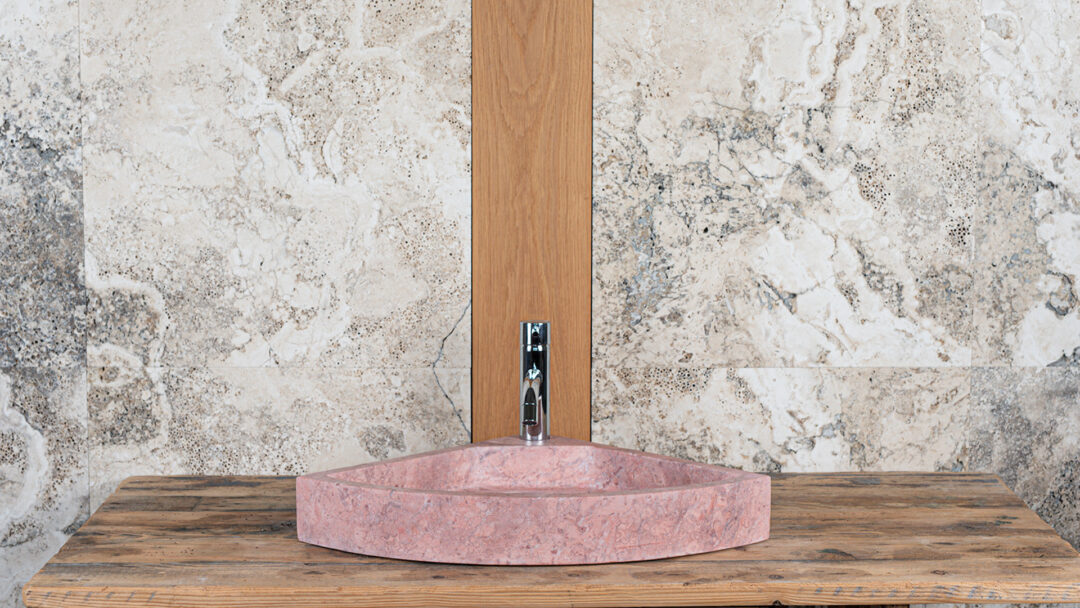 Lavabo da angolo in travertino rosa “Corner”