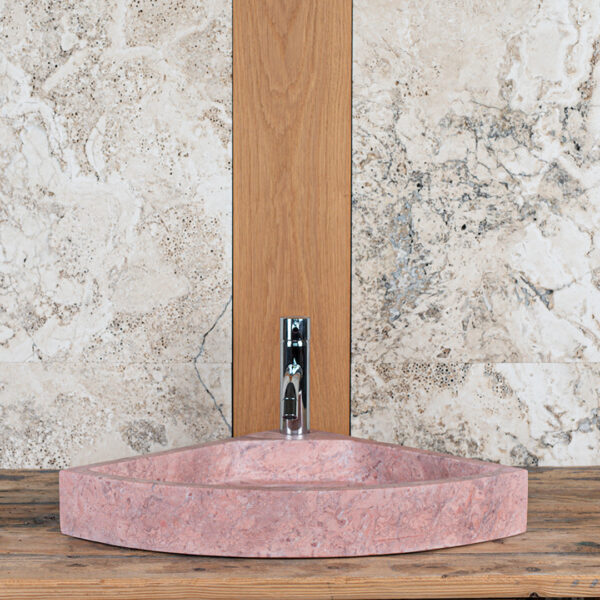 Lavabo da angolo in travertino rosa “Corner”