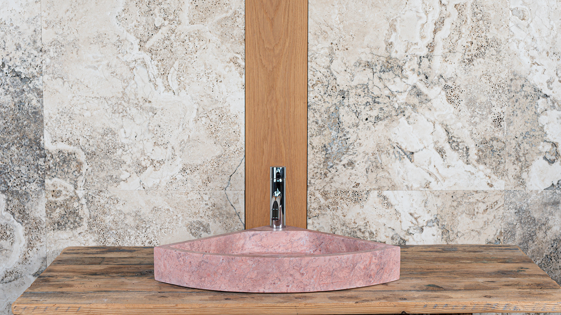 Lavabo da angolo in travertino rosa &ldquo;Corner&rdquo;