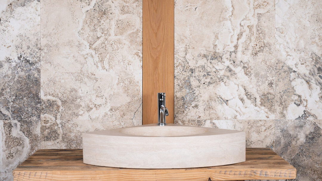 Lavabo da angolo in travertino Corner