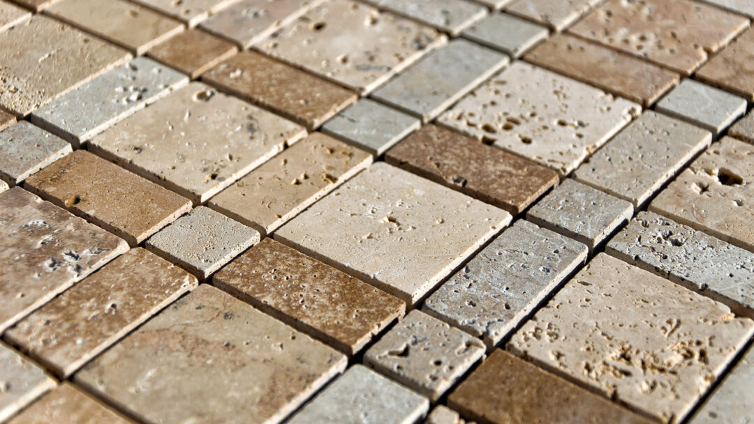 Composizione a mosaico in pietra travertino montato su rete per facilitarne la posa