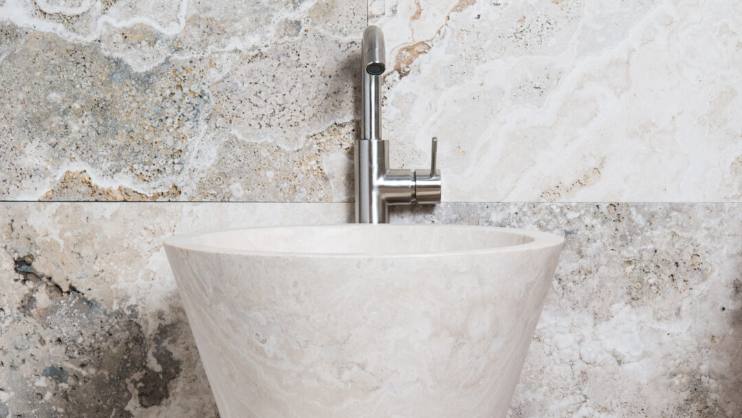 Cono-pietre-di-rapolano-lavabo-freestanding-in-travertino-chiaro-2
