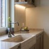 Cucina con lavabo in travertino acquaio
