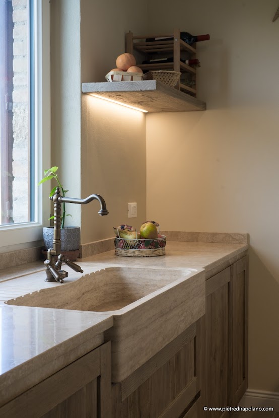 Cucina con lavabo in travertino acquaio