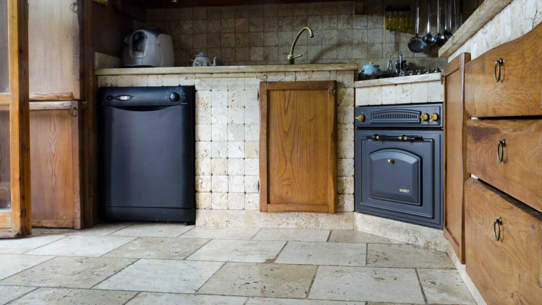 Cucina-con-mattonelle-10×10-in-travertino