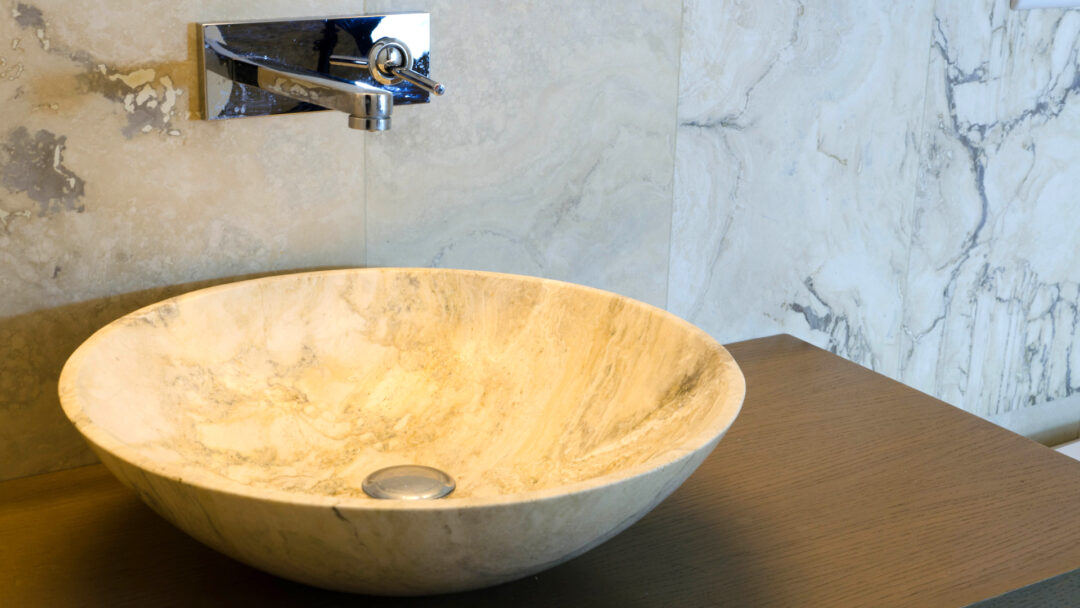 Lavabo e rivestimento in travertino Venato Chiaro