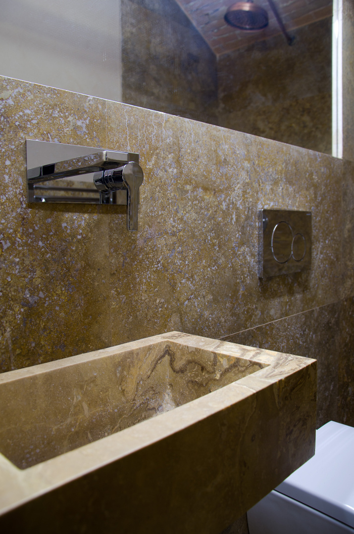 Lavabo e mattonelle in travertino Becagli scuro
