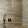 Rivestimento doccia in marmo travertino silver