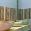 Crib appoggiato su piano legno