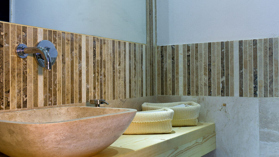 Crib appoggiato su piano legno