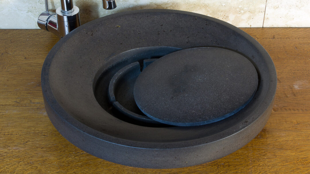 Particolare lavabo in basalto