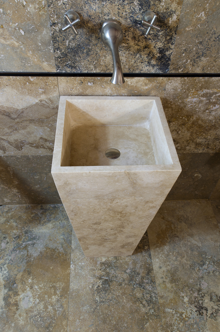 Lavabo per installazione a pavimento modello Piramide