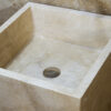 Particolare lavabo a colonna in travertino Piramidale