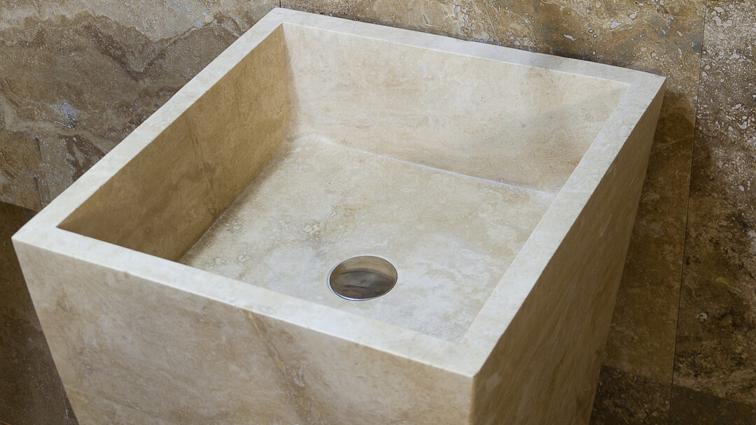 Particolare lavabo a colonna in travertino Piramidale