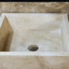 Particolare lavabo a colonna modello Piramide travertino