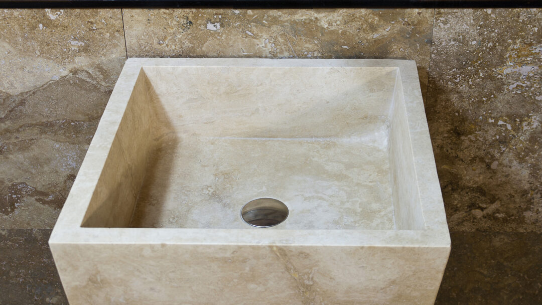Particolare lavabo a colonna modello Piramide travertino