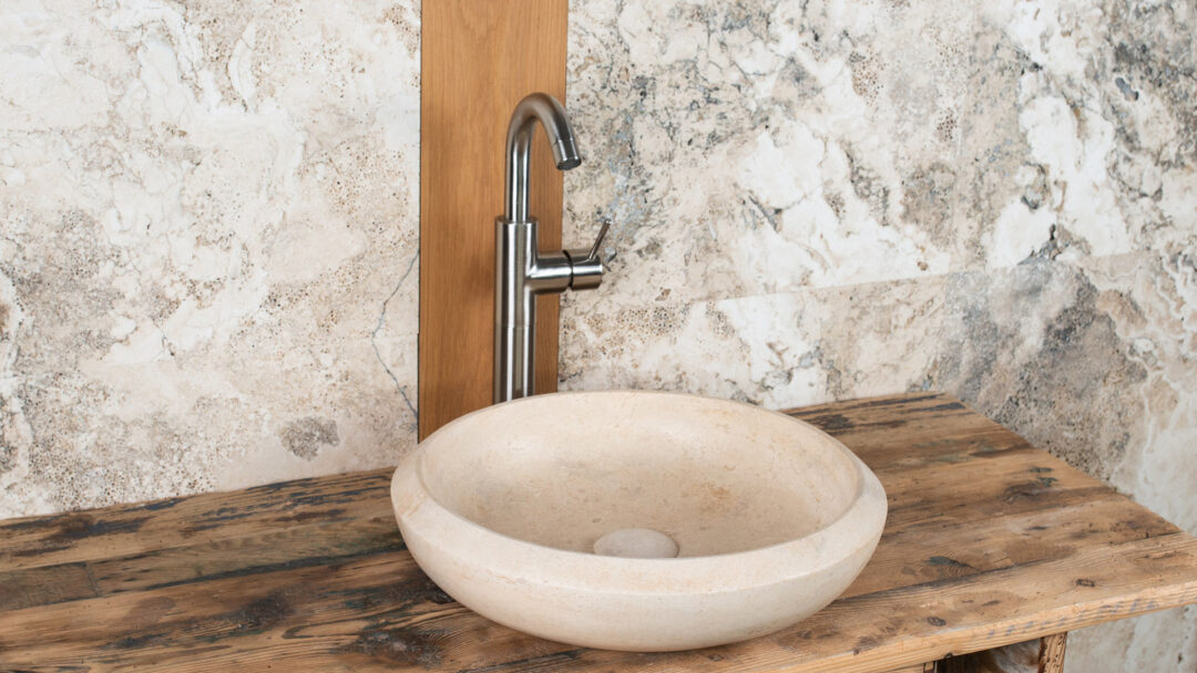 Kleines Waschbecken aus Travertin Essential CH Ambiente