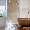 lavabo in travertino scuro bagno