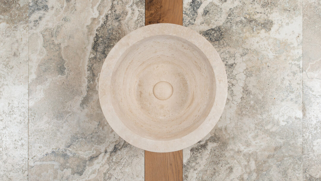 Helles Gaiole-Waschbecken zum Halbeinbau aus Stein