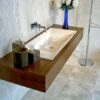 Mobile da bagno in legno di noce e travertino chiaro, modello Greve