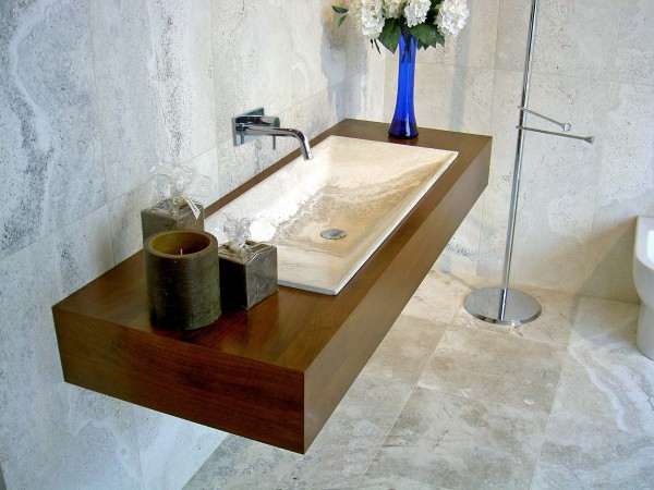 Mobile da bagno in legno di noce e travertino chiaro, modello Greve