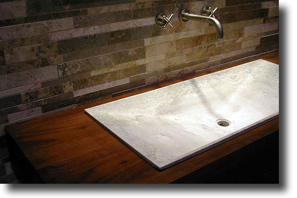 Mobile da bagno in legno di noce e travertino - composizione Greve