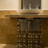 Hotel con rivestimenti bagno in travertino scuro