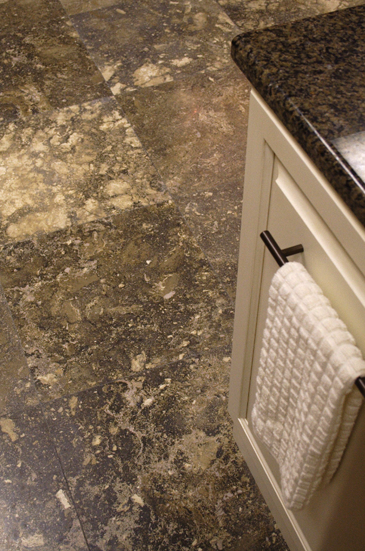Pavimento Cucina in travertino Venato Scuro (PDR008)