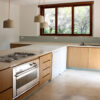 Pavimento cucina realizzato con travertino in falda Venato Chiaro (PDR032)