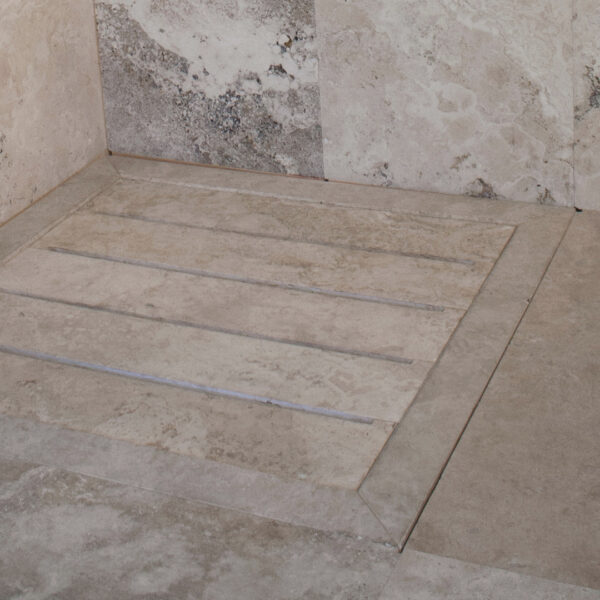 Piatto doccia in travertino “Doghe”