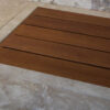 Piatto doccia in legno con bordo in travertino