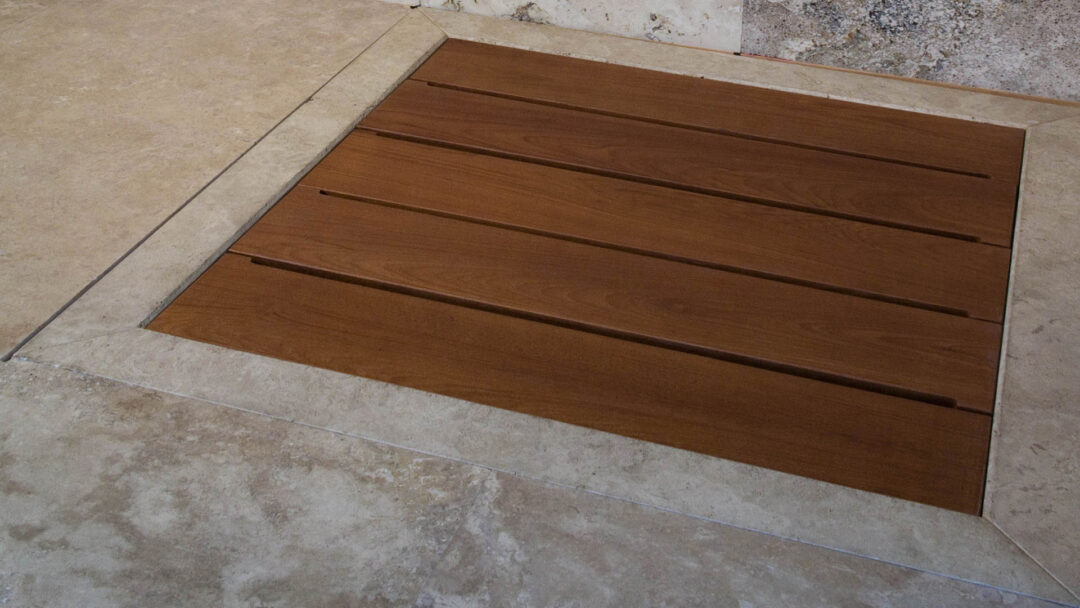 Piatto doccia in legno con bordo in travertino