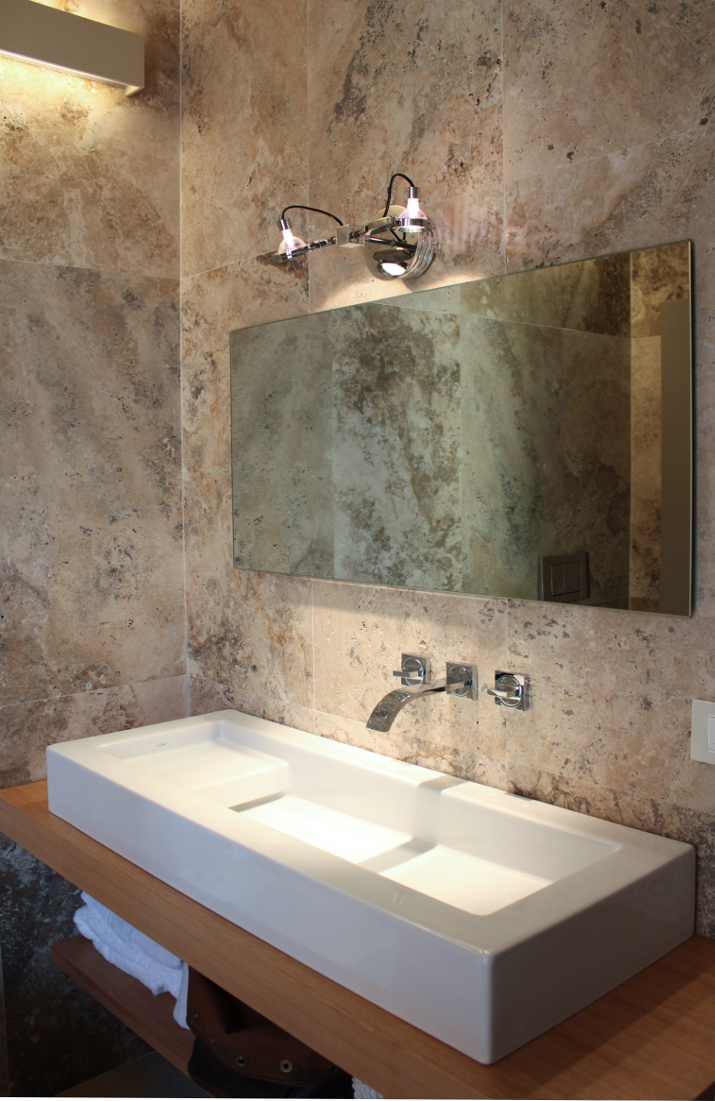 Rivestimento per bagno di travertino toscano di Rapolano
