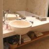 Lavabo in pietra di Rapolano chiara, modello Fiano