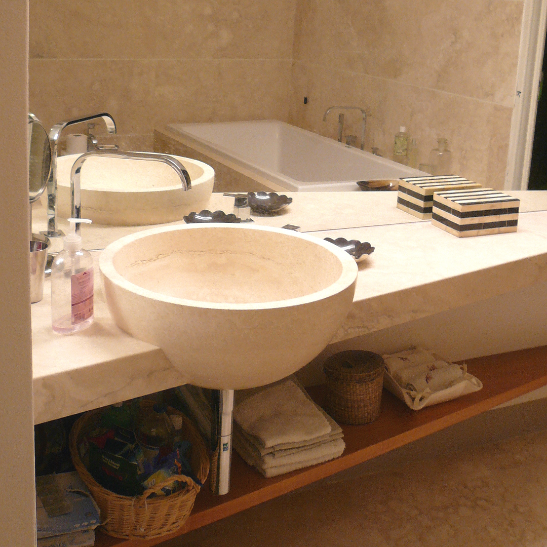Lavabo in pietra di Rapolano chiara, modello Fiano