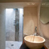 Bagno in travertino con lavabo modello Fiano