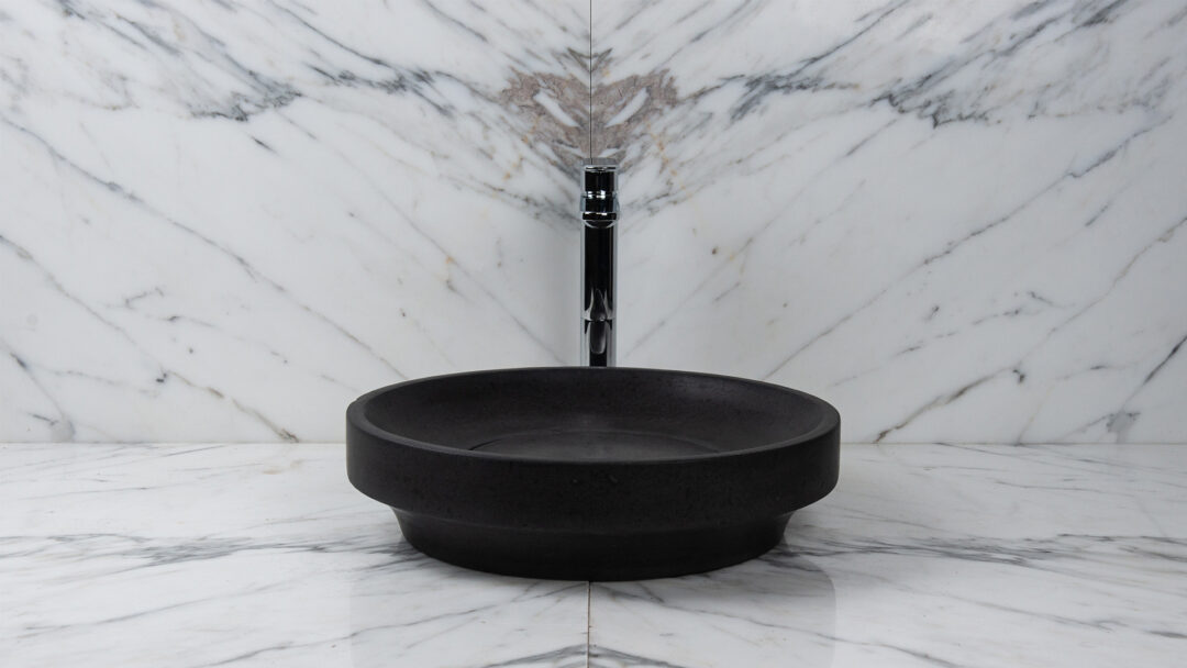 Lavabo con scarico nascosto nero in basalto, modello Ufo Black