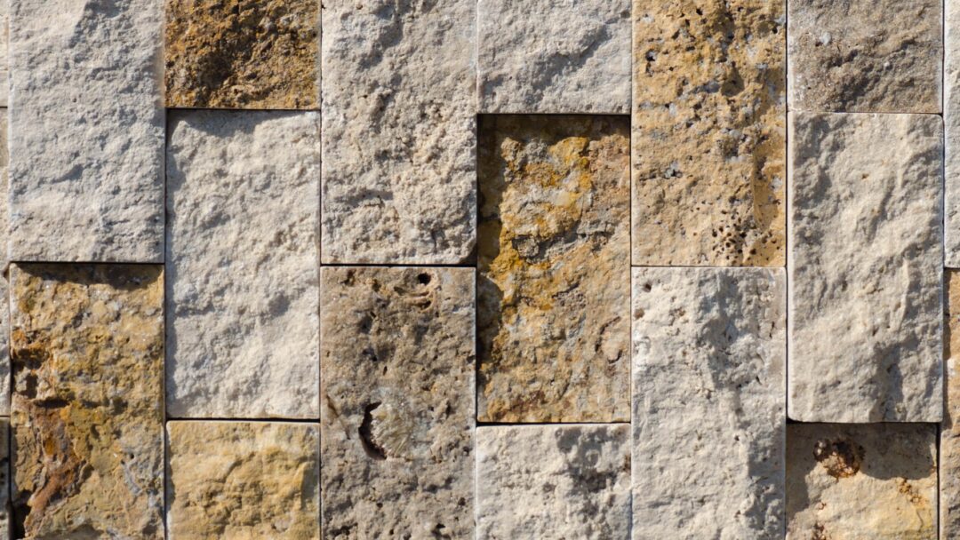 Mosaico-a-spacco-in-travertino-a-listelli-rustico-naturale