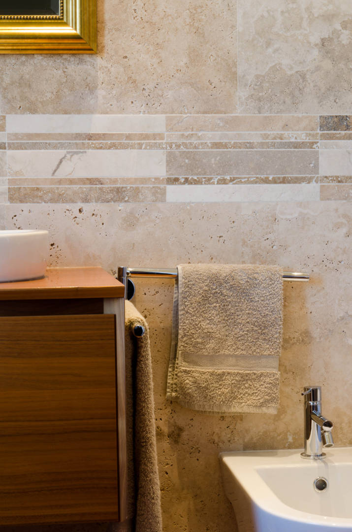 Mosaico da bagno in travertino