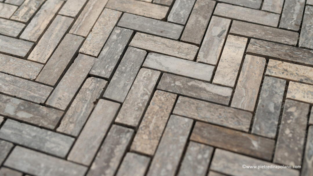 Mosaico in travertino zebra black “spina piccola balck” stuccato levigata