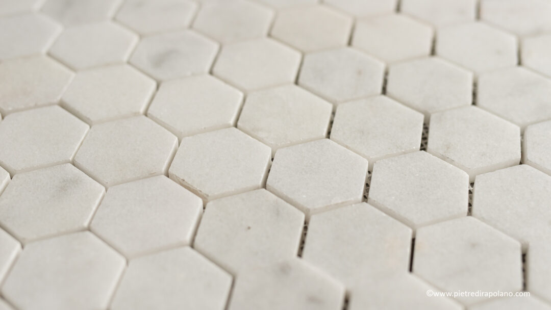Mosaico in marmo bianco esagono