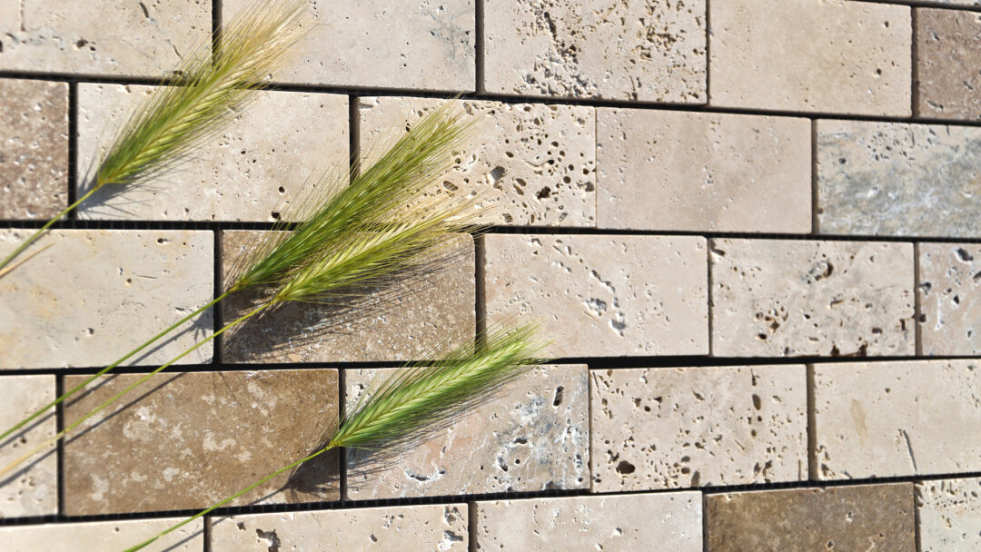 Mosaico-in-travertino-5&times;10-Tuscany-Mix-Levigato-per-cucina